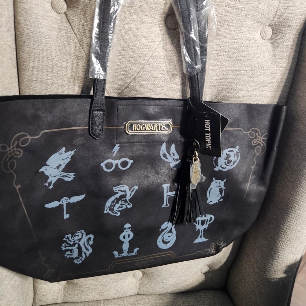 Harry Potter Hogwarts Hot Topic tote.